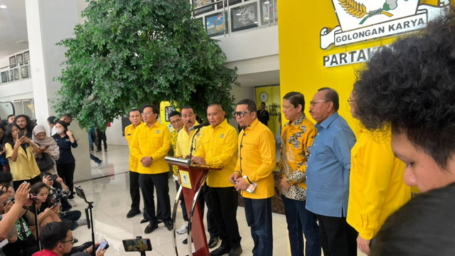 Sekjen Golkar Lodewijk F Paulus menyampaikan keterangan kepada wartawan di DPP Golkar, Jakarta Kamis (18/7/2024). Foto: Haya Syahira/kumparan