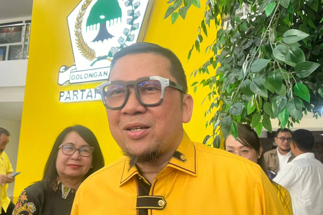 Waketum DPP Partai Golkar Ahmad Doli Kurnia menyampaikan keterangan kepada wartawan di DPP Golkar, Jakarta Kamis (18/7/2024). Foto: Haya Syahira/kumparan