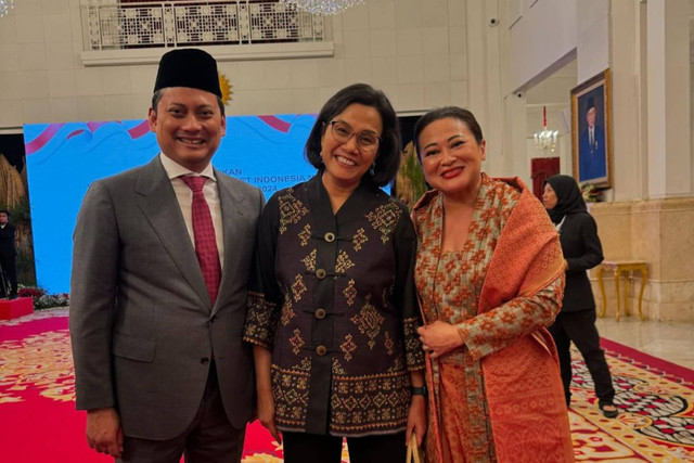 Menteri Keuangan Sri Mulyani (tengah) berfoto bersama Wakil Menteri Keuangan II Thomas Djiwandono (kiri) usai pelantikan di Istana Negara, Jakarta, Kamis (18/7/2024).  Foto: Instagram/@srimulyani