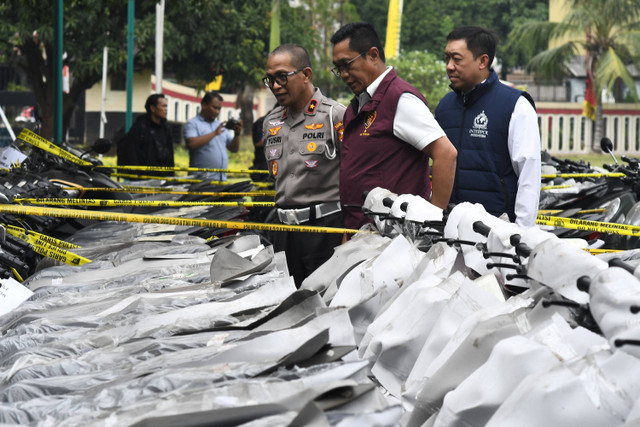 Dirtipidum Bareskrim Polri Brigjen Djuhandhani Rahardjo Puro mengamati barang bukti motor yang disita dari kasus tindak pidana penipuan dan atau penadahan kendaraan bermotor jaringan international di Lapangan Slog Polri, Jakarta Timur, Kamis (18/7). Foto: Fakhri Hermansyah/ANTARA FOTO