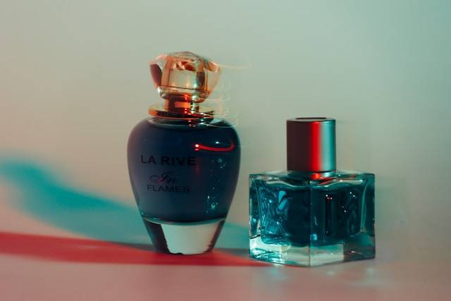 Ilustrasi Rekomendasi Parfum Guess untuk Pria. Foto: dok. Unsplash/Lara John