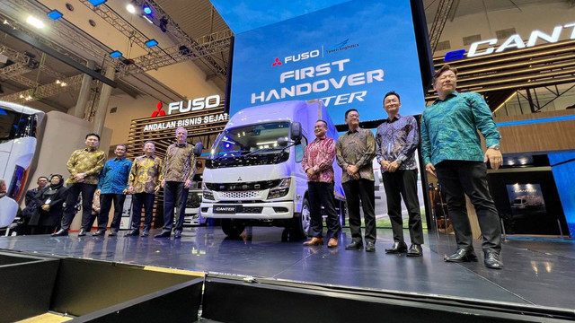 Seremoni penyerahan unit perdana truk listrik Fuso eCanter ke konsumen.  Foto: Aditya Pratama Niagara/kumparan