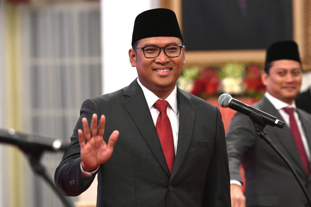 Sudaryono melambaikan tangan saat bersiap untuk dilantik menjadi Wakil Menteri Pertanian oleh Presiden Joko Widodo di Istana Negara, Jakarta, Kamis (18/7/2024). Foto: Hafidz Mubarak A/ ANTARA FOTO