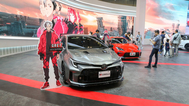 Pengunjung melihat mobil GR Corolla di booth Toyota di pameran otomotif Gaikindo Indonesia International Auto Show atau GIIAS 2024 di ICE BSD, Tangerang, Kamis (18/7). Foto: Aditia Noviansyah/kumparan