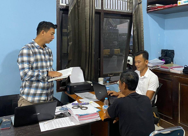 Petugas memeriksa pria paruh baya yang mencabuli anak tetangganya. Foto: Dok. Polres Sekadau