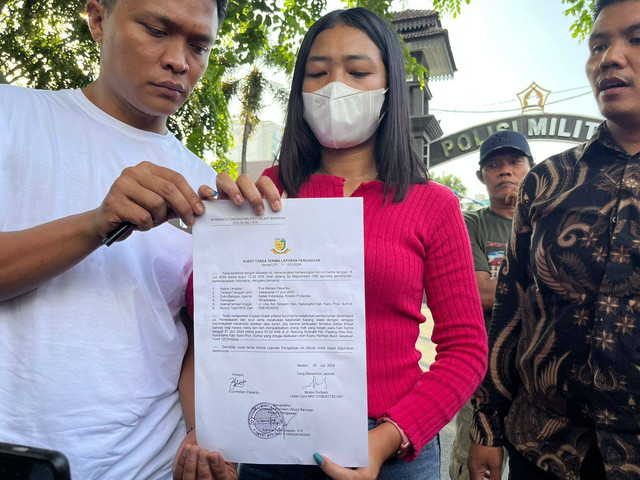 Eva Pasaribu, melaporkan Koptu HB ke Pomdan I BB yang diduga sebagai dalang pembakaran rumah ayahnya, Rico Sempurna Pasaribu pada Kamis (18/7).  Foto: Tri Vosa/kumparan