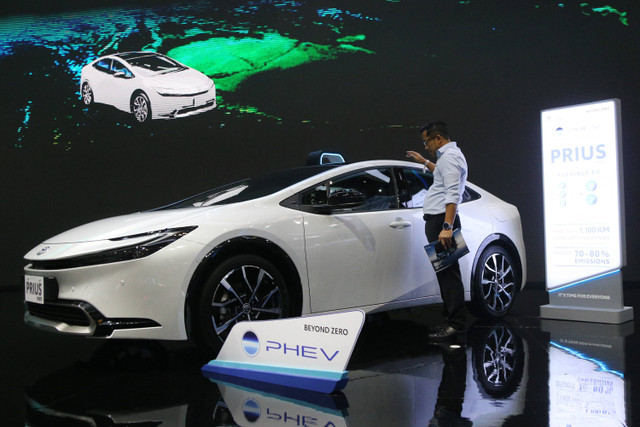 Pengunjung melihat mobil Prius PHEV di booth Toyota di pameran otomotif Gaikindo Indonesia International Auto Show atau GIIAS 2024 di ICE BSD, Tangerang, Kamis (18/7). Foto: Aditia Noviansyah/kumparan