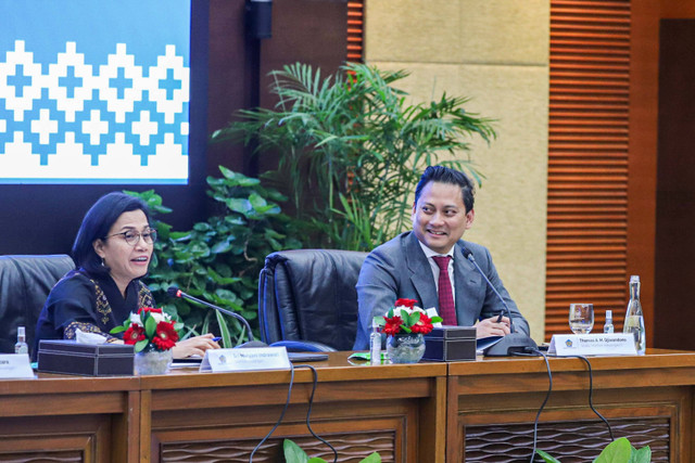 Menkeu Sri Mulyani bersama Wamenkeu II Thomas Djiwandono di Gedung Kementerian Keuangan RI, Jakarta, Kamis (18/7/2024).
 Foto: Iqbal Firdaus/kumparan