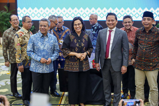 Menkeu Sri Mulyani bersama Wamenkeu II Thomas Djiwandono beserta pejabat Kemenkeu lainnya di Gedung Kementerian Keuangan RI, Jakarta, Kamis (18/7/2024).
 Foto: Iqbal Firdaus/kumparan