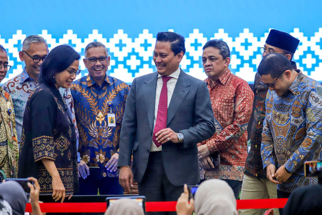 Menkeu Sri Mulyani bersama Wamenkeu II Thomas Djiwandono beserta pejabat Kemenkeu lainnya di Gedung Kementerian Keuangan RI, Jakarta, Kamis (18/7/2024).
 Foto: Iqbal Firdaus/kumparan