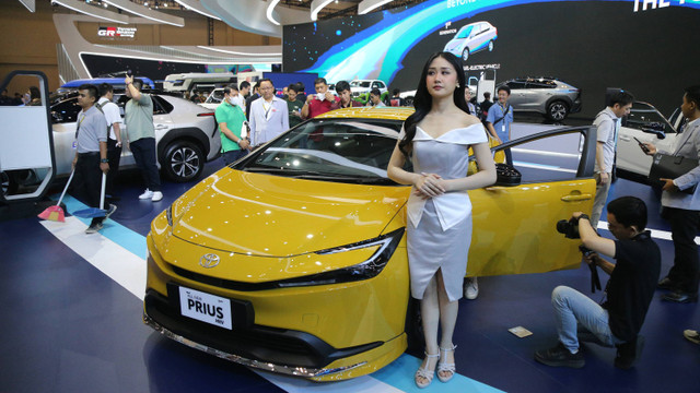 Pengunjung melihat mobil Prius HEV di booth Toyota di pameran otomotif Gaikindo Indonesia International Auto Show atau GIIAS 2024 di ICE BSD, Tangerang, Kamis (18/7). Foto: Aditia Noviansyah/kumparan