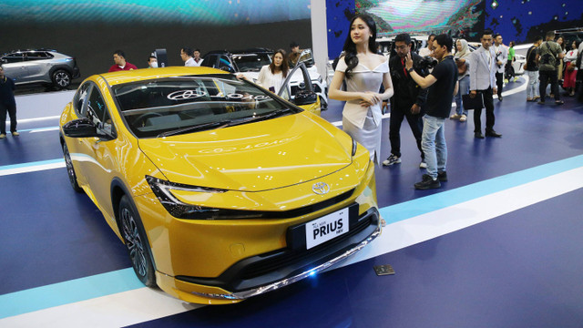 Pengunjung melihat mobil Prius HEV di booth Toyota di pameran otomotif Gaikindo Indonesia International Auto Show atau GIIAS 2024 di ICE BSD, Tangerang, Kamis (18/7). Foto: Aditia Noviansyah/kumparan