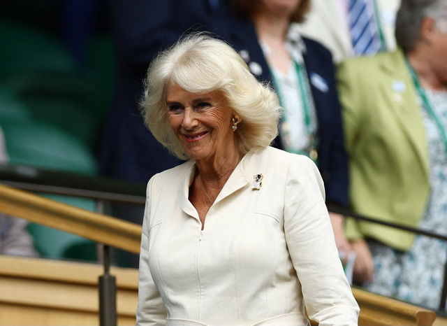 Ratu Camilla hadir di Wimbledon membawa tas Dior favorit Putri Diana. Foto: Jordan Pettitt/Pool via REUTERS