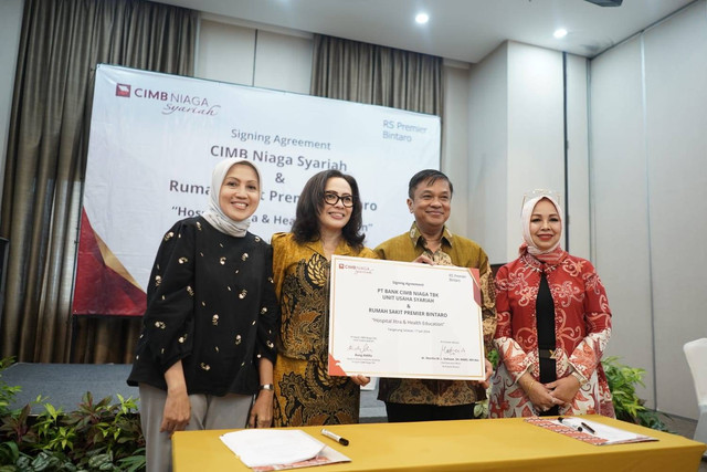 Head of Sharia Consumer CIMB Niaga Bung Aldilla (kedua kanan) bersama Head of Region Jakarta A &Kalimantan CIMB Niaga Evita Barliana (kanan), Dirut RS Premier Bintaro dr. Martha M.L. Siahaan, SH, MARS, MHKes (kedua kiri) &Acting CEO RS Premier Bintaro dr. Relia Sari, MARS (kiri) di sela-sela penandatanganan Agreement antara CIMB Niaga Syariah dan RS Premier Bintaro, di Tangerang Selatan, Rabu (17/7/2024).