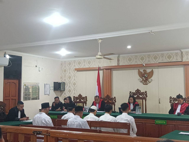 Enam anggota pesilat Persaudaraan Setia Hati Terate (PSHT) saat menjalani sidang di PN Denpasar, Kamis (18/7). Foto: Denita BR Matondang/kumparan