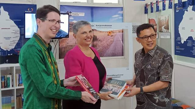 Duta besar Australia untuk Indonesia, Penny Williams (tengah) bersama dengan Konjen Australia di Makassar, Todd Dias, mendapatkan buku dari Rektor Unsrat Manado.