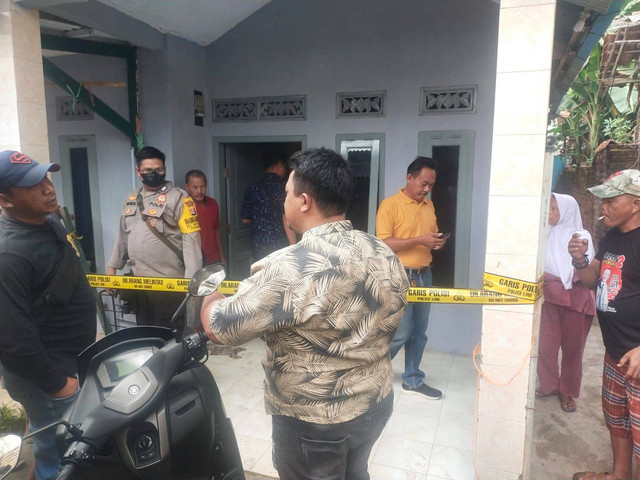 Polisi melakukan Olah TKP kasus dugaan pembunuhan biduan kapal. Dok: Ist.