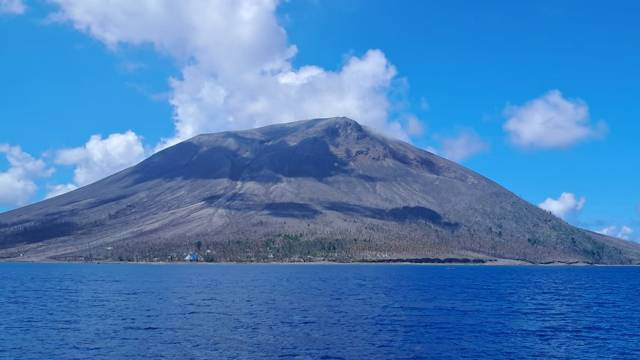 Gunung Ruang di Kabupaten Sitaro, Sulawesi Utara, mulai terlihat hijau kembali usai erupsi yang terjadi beberapa bulan sebelumnya.