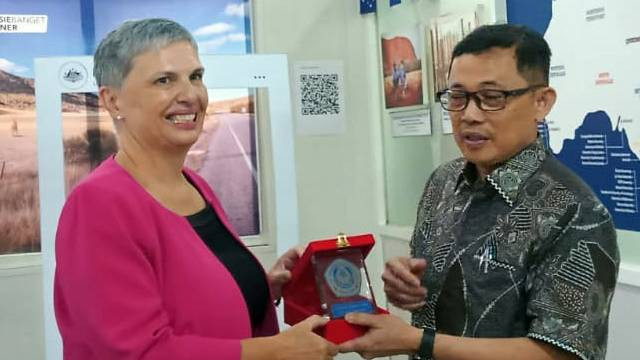 Duta Besar Australia untuk Indonesia, Penny Williams, mendapatkan cenderamata dari Rektor Universitas Sam Ratulangi (Unsrat) Manado.