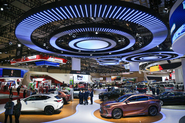 Suasana pameran otomotif Gaikindo Indonesia International Auto Show atau GIIAS 2024 di ICE BSD, Tangerang, Kamis (18/7). Foto: Aditia Noviansyah/kumparan