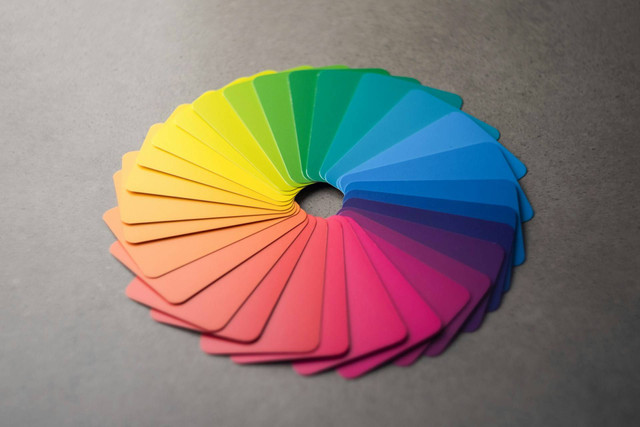 Cara Mix and Match Warna Baju Berdasarkan Color Wheel. Foto: Unsplash