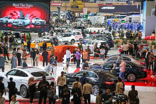 Pengunjung melihat kendaraan di pameran otomotif Gaikindo Indonesia International Auto Show (GIIAS) 2024 di ICE-BSD City, Tangerang, Rabu (17/7). Foto: Aditia Noviansyah/kumparan