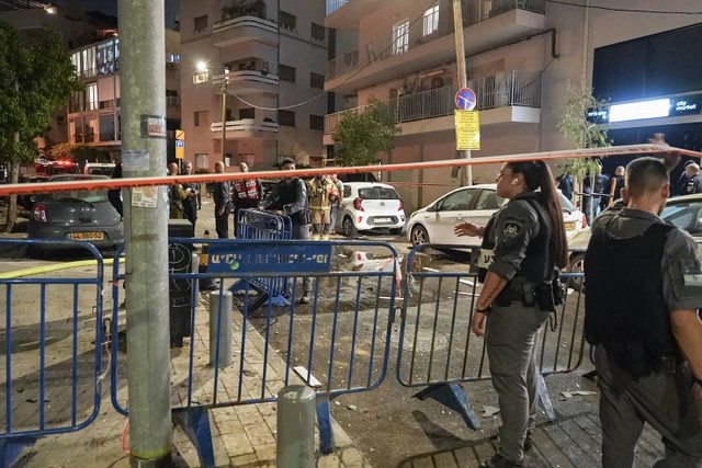 Anggota pasukan keamanan Israel terlihat di lokasi ledakan terjadi di Tel Aviv pada 19 Juli 2024. Foto: Sharon ARONOWICZ / AFP