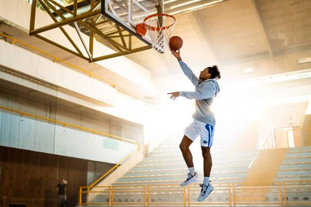 Ilustrasi Bentuk Gerakan Lengan Saat Melakukan Lay Up Shoot Bola Basket Adalah, Foto: Unsplash/simonkr.