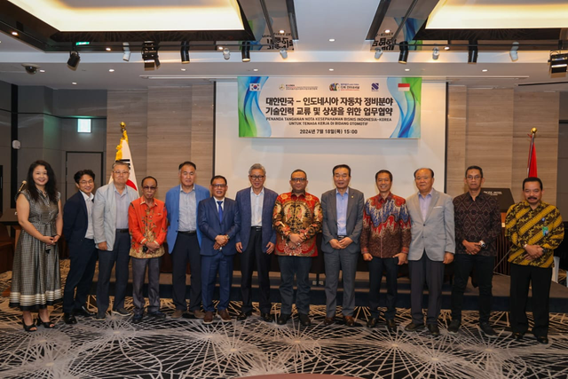 Wamenaker Afriansyah Noor (tengah) pada penandatanganan Nota Kesepahaman antara Korea Automobile Inspections Maintenance dengan PT Lawfirm Dike International dan PT Santosa Karya Aditama, di Seoul, Republik Korea, Kamis (18/7/2024). Foto: Dok. Kemnaker