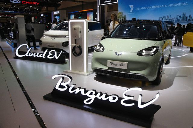 Mobil Cloud EV dan Binguo EV di  booth Wuling pada pameran otomotif Gaikindo Indonesia International Auto Show atau GIIAS 2024 di ICE BSD, Tangerang, Kamis (18/7). Foto: Aditia Noviansyah/kumparan