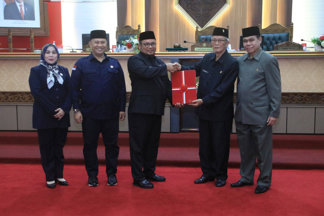 Pj Sekda Kalbar saat menyerahkan jawaban Gubernur Kalbar atas pandangan Fraksi terhadap Raperda Pemprov Kalbar. Foto: Yulia Ramadhiyanti/Hi!Pontianak