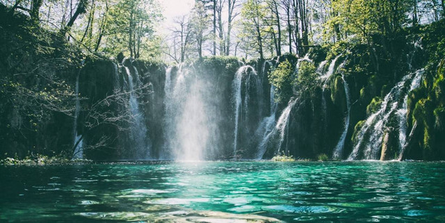 Curug Cikondang. Foto hanyalah ilustrasi bukan tempat sebenarnya. Sumber: Unsplash/Jonatan Pie