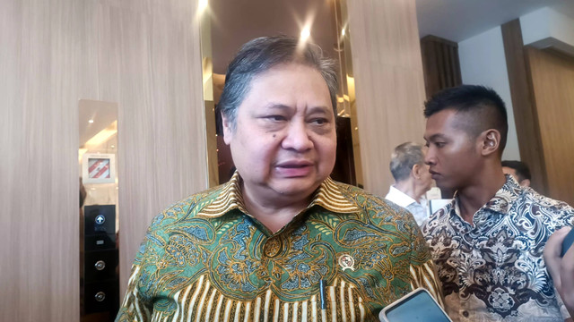 Menko Bidang Perekonomian Airlangga Hartarto menjawab pertanyaan wartawan di Gedung Ali Wardhana Kemenko Perekonomian, Jumat (19/7/2024). Foto: Ghinaa Rahmatika/kumparan