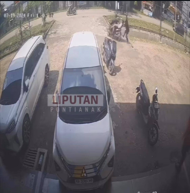 Momen aksi heroik seorang warga hentikan pelaku pencuri pompa air di Pontianak. Foto: Dok. Instagram @liputanpontianak