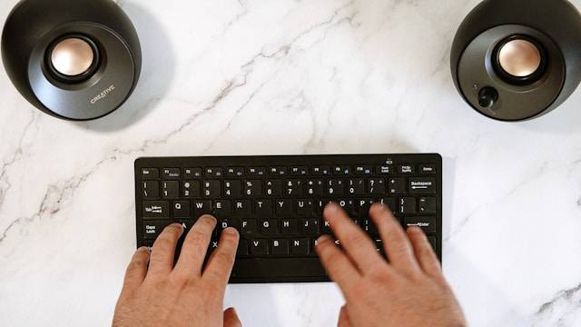 Ilustrasi keyboard wireless terbaik. Foto: Unsplash.com/Bruno Yamazaky 