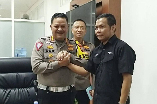 Dirlantas Polda Sulawesi Tengah, Kombes Pol Dodi Darjanto, bersalaman dengan wartawan SCTV, Syamsuddin Tobone di Polda Sulteng, Kamis (18/7/2024). Foto: ANTARA/HO-IJTI Sulteng