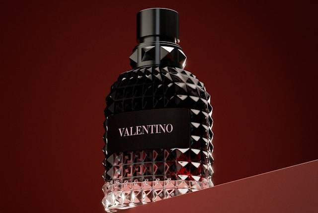 Ilustrasi rekomendasi parfum Valentino untuk pria. Foto: Unsplash/Pavlo T