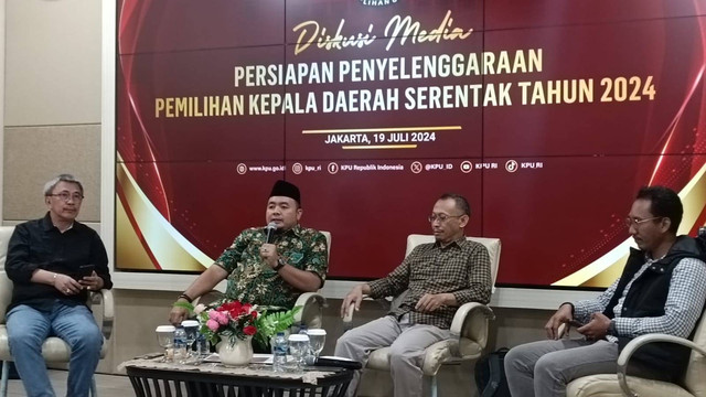 Plt. Ketua KPU, Mochammad Afifuddin bersama Exposit Strategic, Arif Susanto dan Koordinator TePI, Jeirry Sumampow dalam diskusi media dengan tema "Persiapan Penyelenggaraan Pemilihan Kepala Daerah Serentak Tahun 2024" di Media Center KPU, Menteng. Foto: Fadlan Nuril Fahmi/kumparan