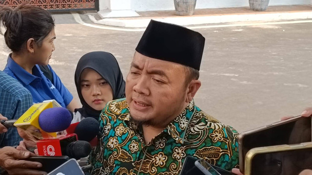 Plt. Ketua KPU, Mochammad Afifuddin saat diwawancarai wartawan di Gedung KPU RI, Menteng, Jakarta Pusat, Jumat (19/7). Foto: Fadlan Nuril Fahmi/kumparan