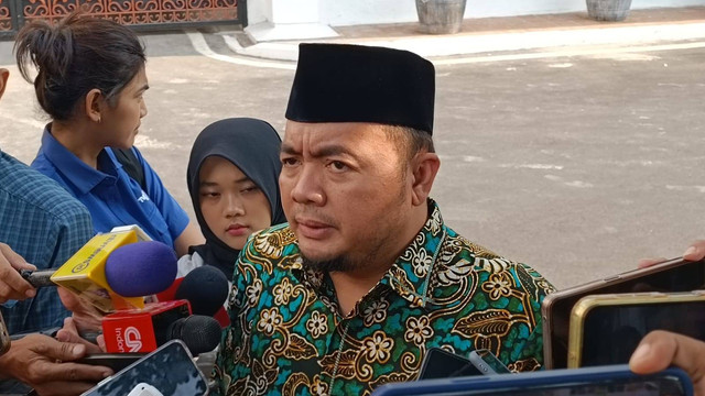 Plt Ketua KPU, Mochammad Afifuddin saat diwawancarai wartawan di Gedung KPU RI, Menteng, Jakarta Pusat, Jumat (19/7). Foto: Fadlan Nuril Fahmi/kumparan