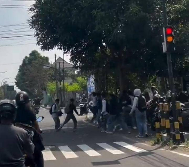 Aksi tawuran di kawasan Balai Kota Jogja. Foto: Tangkapan Layar X @merapi_uncover