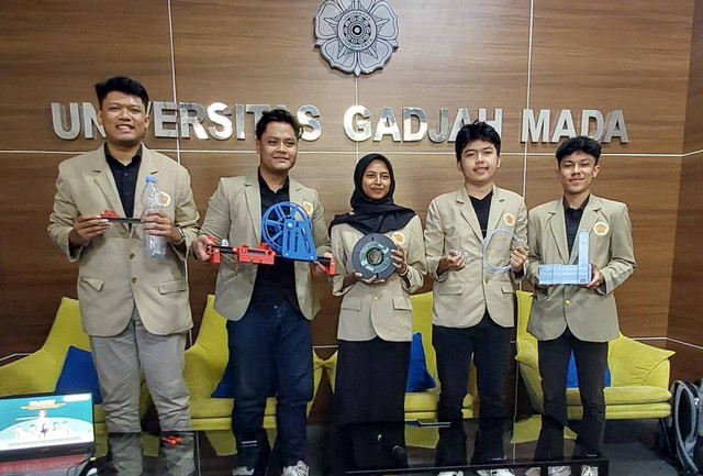 Lima mahasiswa UGM olah sampah botol plastik jadi filamen untuk printer 3D yang diklaim lebih murah dari harga filamen di pasaran. Foto: Dian Rahmawan/Pandangan Jogja