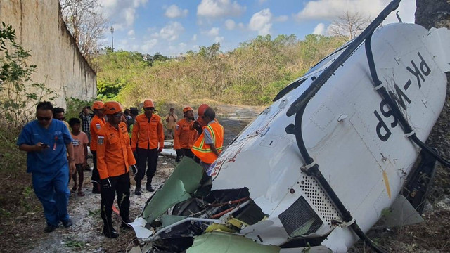 Basarnas ke TKP jatuhnya helikopter di Desa Pecatu, Bali, Jumat (19/7). Foto: Dok. Basarnas Bali