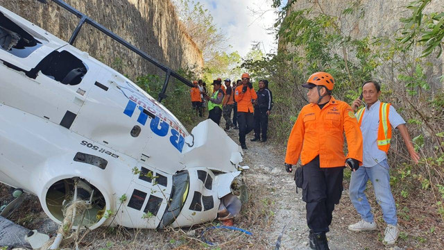 Suasana lokasi TKP jatuhnya helikopter di Desa Pecatu, Bali, Jumat (19/7). Foto: Dok. Basarnas Bali