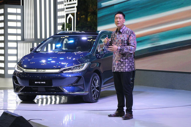 Mobil BYD M6 di Gaikindo Indonesia International Auto Show atau GIIAS 2024 di ICE BSD, Tangerang, Kamis (18/7). Foto: Aditia Noviansyah/kumparan