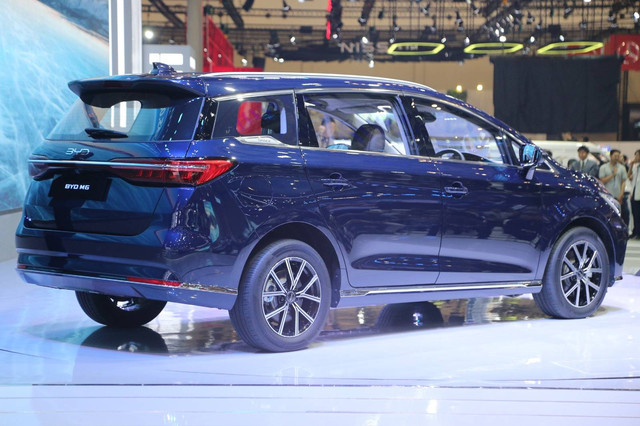 Mobil BYD M6 di Gaikindo Indonesia International Auto Show atau GIIAS 2024 di ICE BSD, Tangerang, Kamis (18/7). Foto: Aditia Noviansyah/kumparan