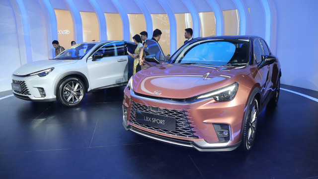 Pengunjung melihat mobil Lexus LBX di Gaikindo Indonesia International Auto Show atau GIIAS 2024 di ICE BSD, Tangerang, Kamis (18/7). Foto: Aditia Noviansyah/kumparan