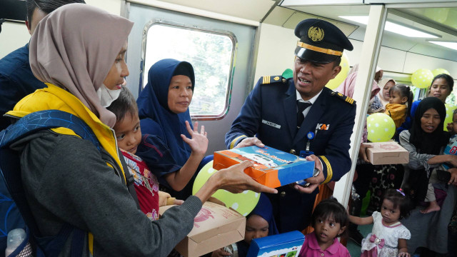 Anak-anak stunting di Surabaya saat mengikuti joyrede edukasi wisata, Jumat (19/7).