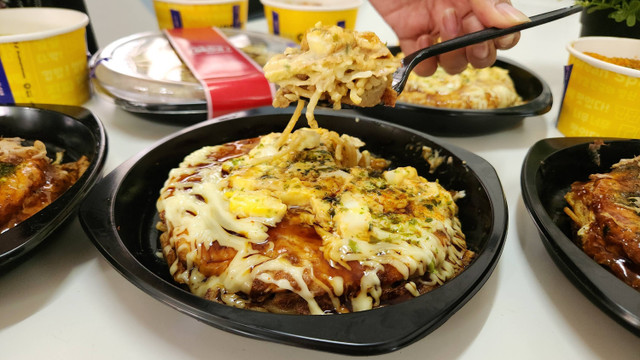 Menu baru Hiroshima okonomiyaki dari Gindaco dan K-Fries Cupbop (19/7/24). Foto: Azalia Amadea/kumparan 