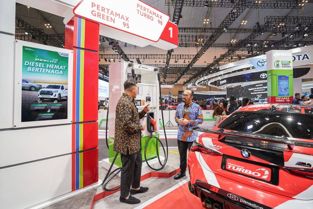 Direktur Utama Pertamina Patra Niaga, Riva Siahaan (kanan) dalam memperkenalkan produk Pertamax Green 95 di ajang Gaikindo Indonesia International Auto Show (GIIAS) 2024. Foto: Dok. Pertamina